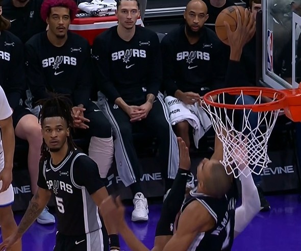 星空体育app官方网站-太逆天了也！菲利波夫斯基强硬抛投 文班亚马补防长舒猿臂抓帽