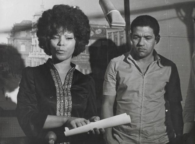 1642758722924068782.jpg lossy-page1-1024px-Elza_Soares_recebendo_o_diploma_de_Embaixatriz_do_Samba_no_Museu_da_Imagem_e_do_Sim,_com_Garrincha_ao_fundo.tif.jpg